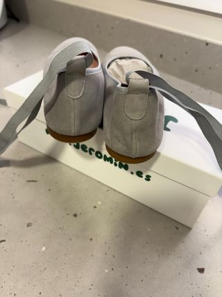 Manoletina niña Jeromin ante gris