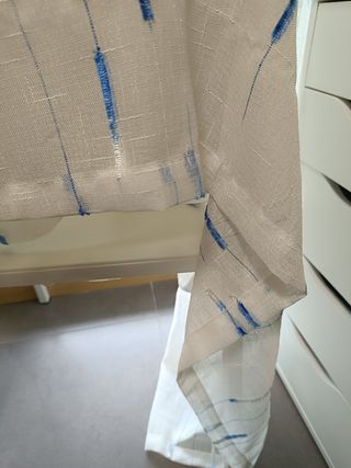 Cortinas de hilo azul y blanco