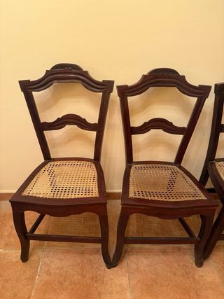 Sillas de madera antiguas con asiento de rejilla