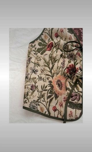 Chaleco floral con etiqueta