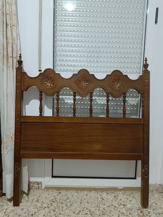 Cabecero de madera tallado