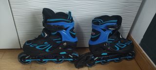 Patines en línea negros y azules