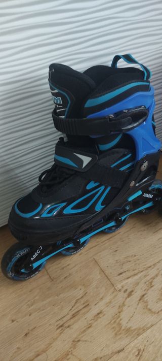 Patines en línea negros y azules