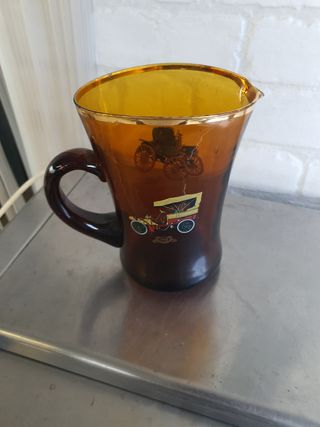 Jarra de cristal ámbar con borde dorado