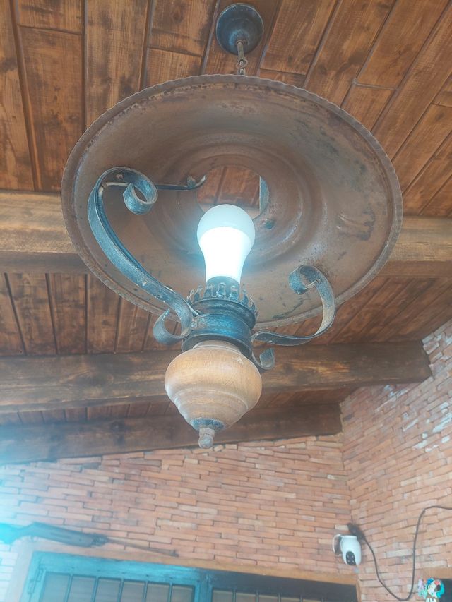 Lámpara rústica de metal y madera