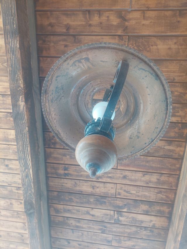 Lámpara rústica de metal y madera