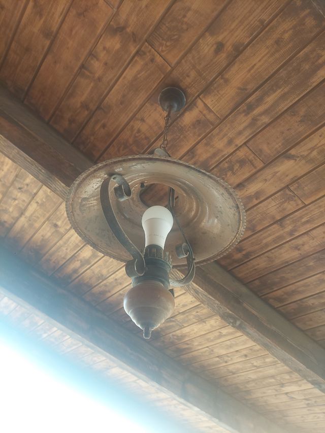 Lámpara rústica de metal y madera