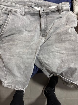 Bermudas grises