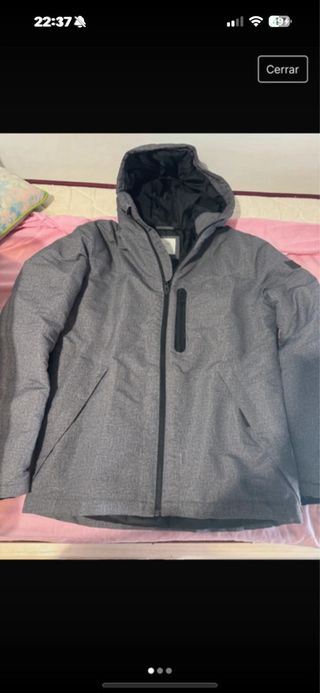 Chaqueta gris con capucha
