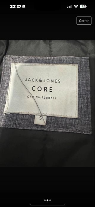 Chaqueta gris con capucha