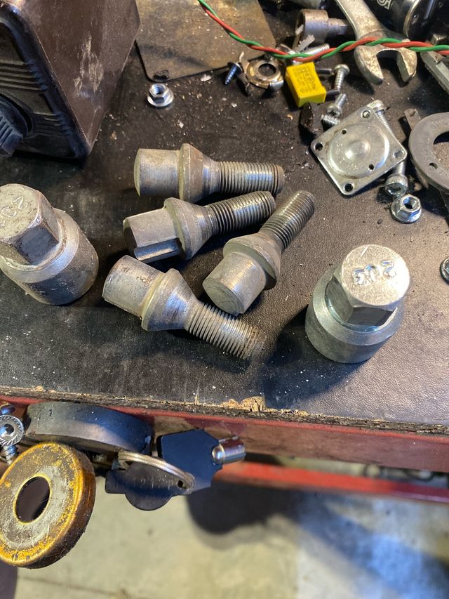 Tornillos antirrobo coche