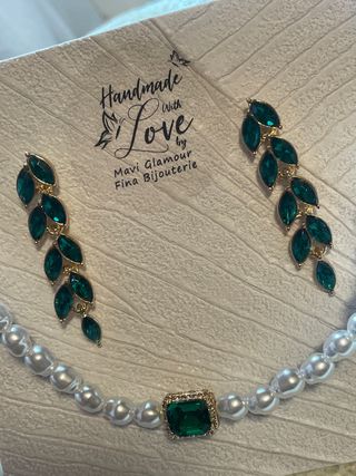 Conjunto perlas y piedras verdes