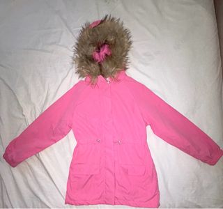 Chaqueta rosa con capucha de pelo