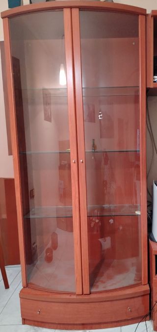 Vitrina de madera y cristal seminueva