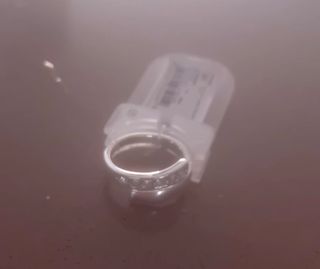 Anillo plateado con circonitas