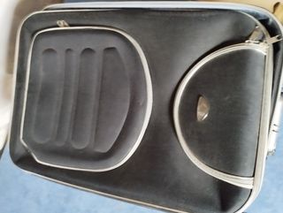 Maleta de viaje negra y plateada