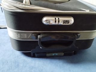 Maleta de viaje negra y plateada