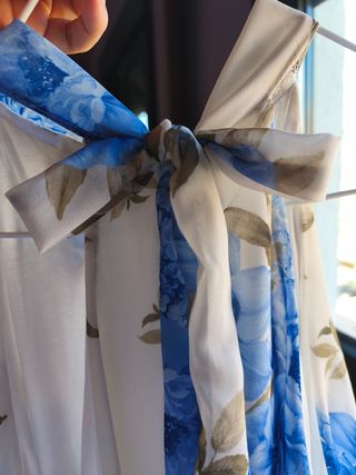 Blusa floral azul y blanca