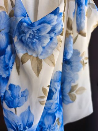Blusa floral azul y blanca