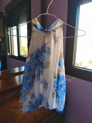 Blusa floral azul y blanca