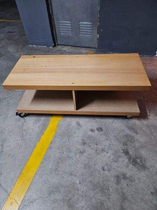 Mesa de tv de madera con ruedas. 