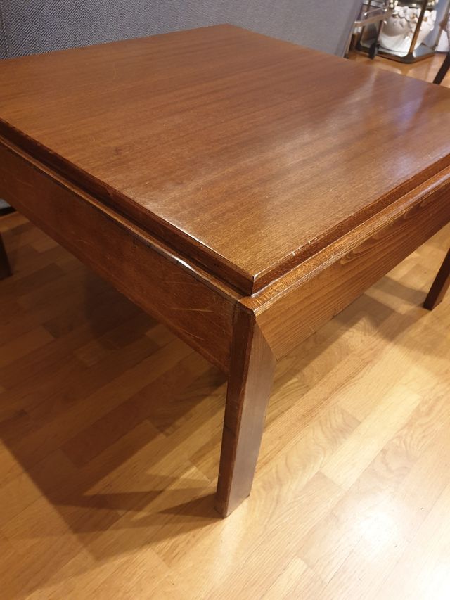 Mesa de centro de madera maciza.