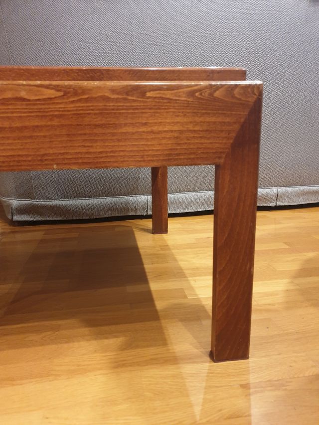 Mesa de centro de madera maciza.