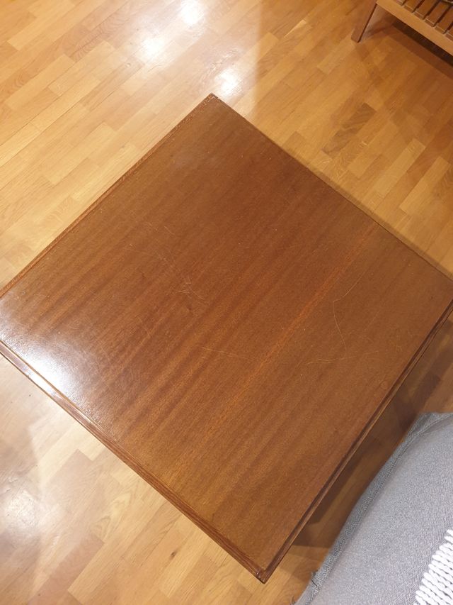 Mesa de centro de madera maciza.