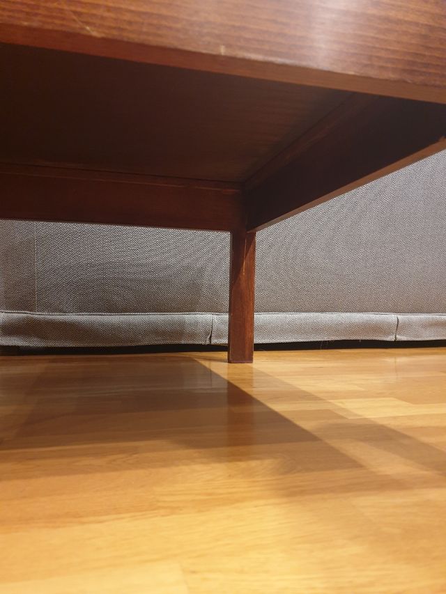 Mesa de centro de madera maciza.