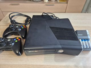 Xbox 360 Negra con Mandos Cargador