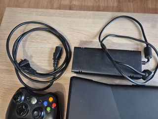 Xbox 360 Negra con Mandos Cargador