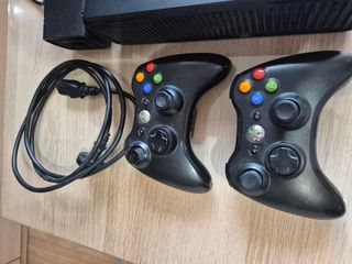 Xbox 360 Negra con Mandos Cargador