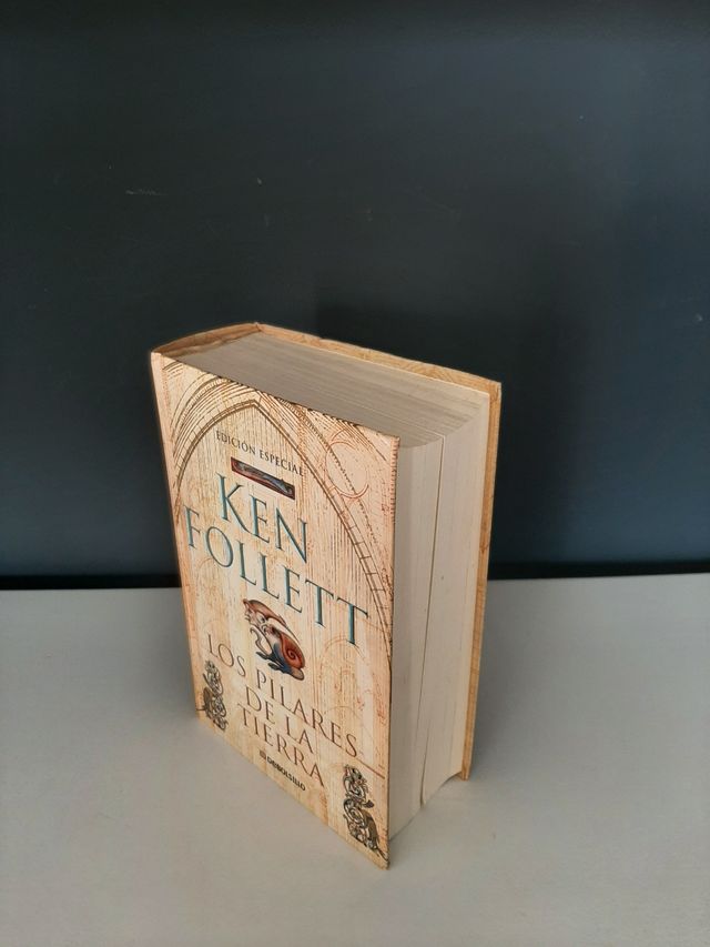 Los pilares de la Tierra (Best Seller) (Spanish...