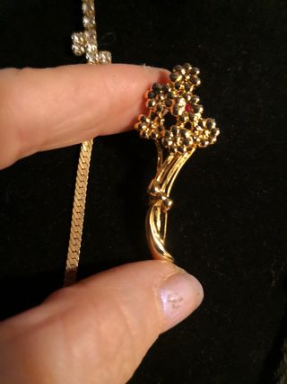 Bracciali e spilla con strass