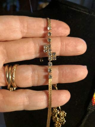 Bracciali e spilla con strass