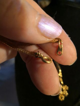 Bracciali e spilla con strass