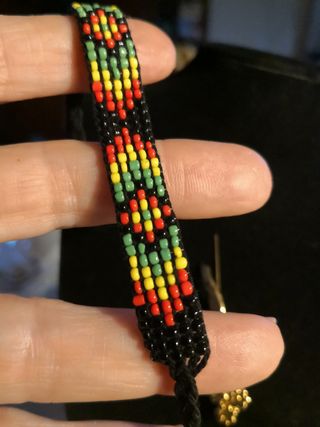 Bracciali e spilla con strass