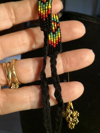 Bracciali e spilla con strass