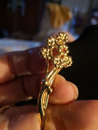 Bracciali e spilla con strass
