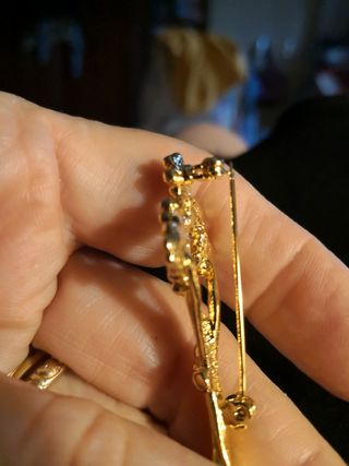 Bracciali e spilla con strass