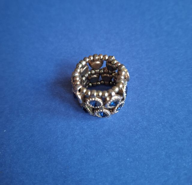Anello etnico metallo e pietre blu con elastico