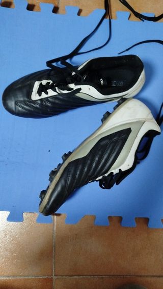 Botas de fútbol negras y blancas