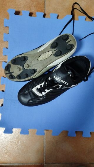 Botas de fútbol negras y blancas