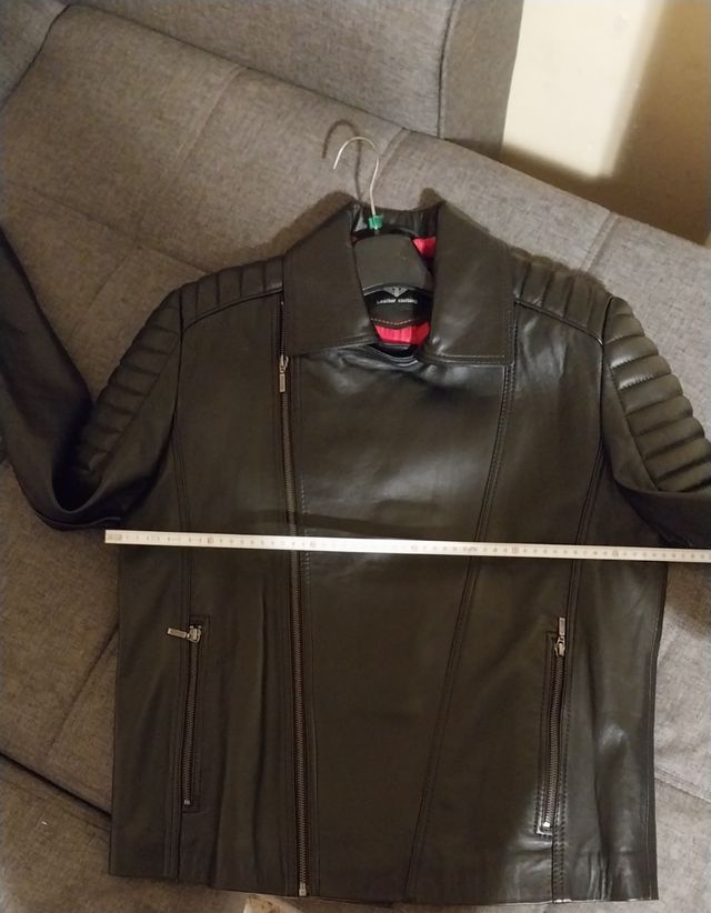 Chaqueta de cuero. Talla L-XL.