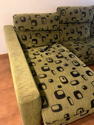 Sofá modular con parte reclinable y mando.