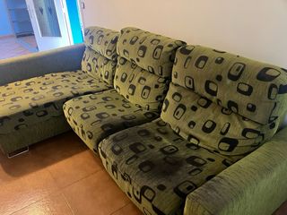 Sofá modular con parte reclinable y mando.