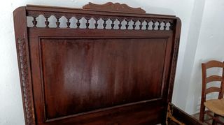 Cama antigua de madera oscura