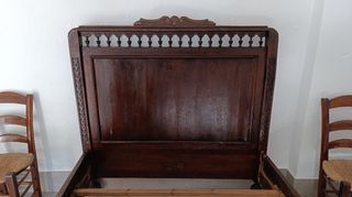 Cama antigua de madera oscura