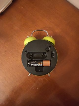 Sveglia analogica verde da tavolo