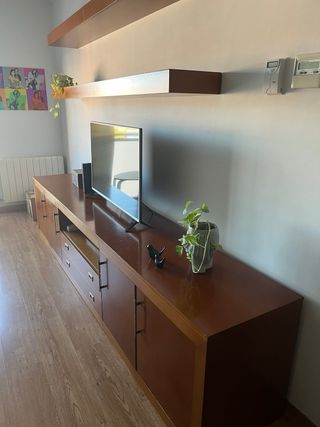 Mueble TV madera con dos baldas. 